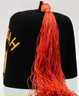 Item 10039: (shriners fez) zwarte fez met rode kwast